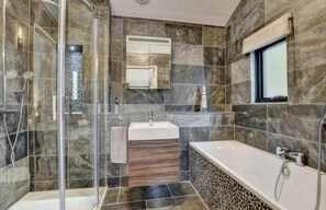 Chalet, Multiple Beds | Bathroom | Shower, towels
