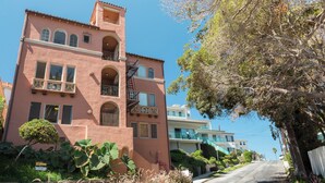 Exterior - Stylish Beachside. Parking.Views. FrontofBdg. (San Pedro)