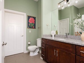 Dusche, Haartrockner, Handtücher, Shampoo