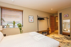 3 bedrooms, desk, iron/ironing board, internet - Stunningly Spacious 3BD Flat, Paddington! (London)