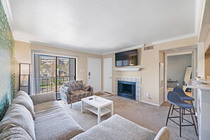 Living area - Nature's Bliss|7min from Medcenter & Downtown (Houston)