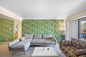 Living area - Nature's Bliss|7min from Medcenter & Downtown (Houston)