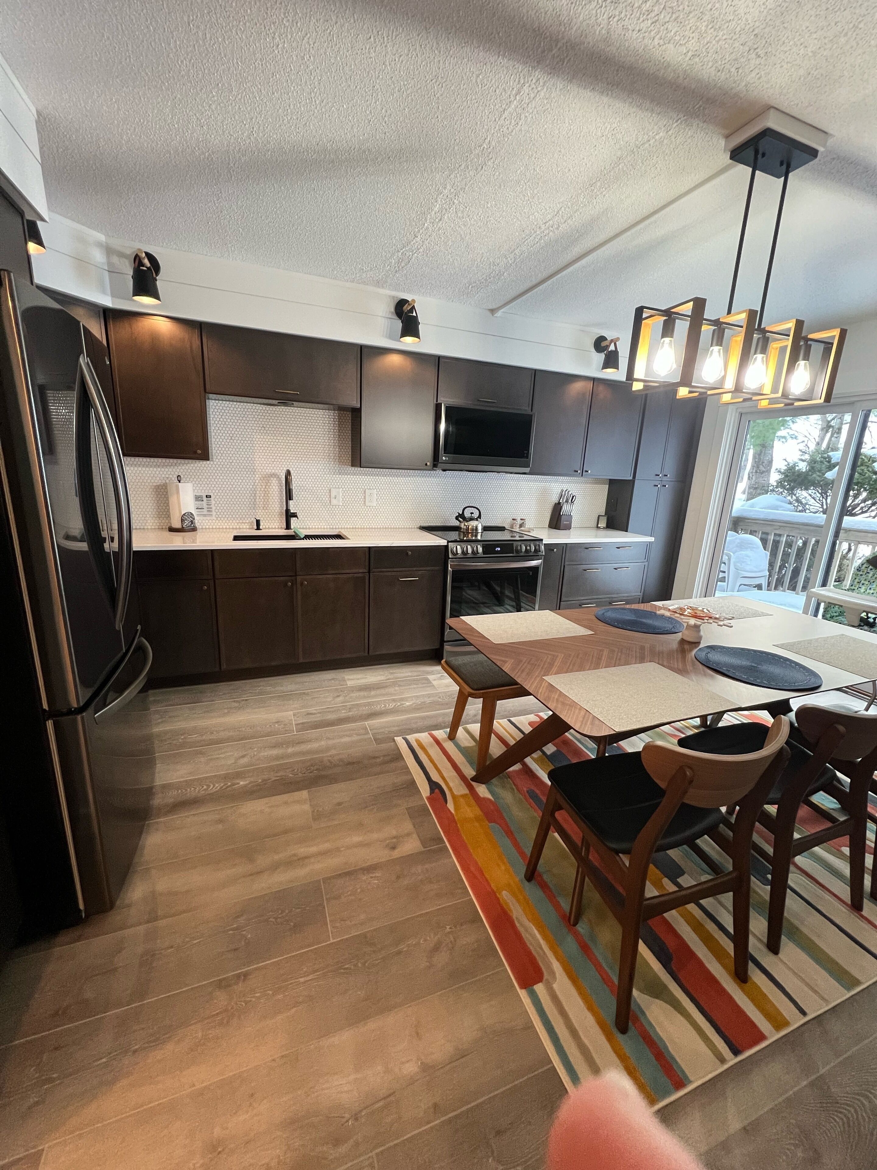 Réfrigérateur, four à micro-ondes, un four, surface de cuisson