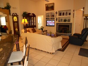 TV - Sunset Hideaway Villa Louise by RedAwning (Inverness)