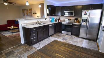 Réfrigérateur, micro-ondes, four, plaque de cuisson