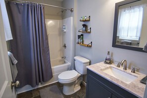 Ensemble baignoire-douche, séchoir à cheveux, serviettes fournies, savon