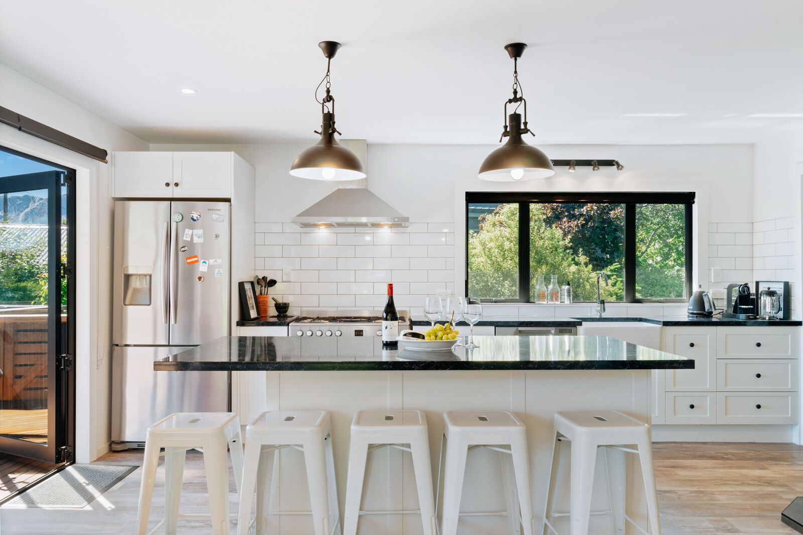 Een koelkast, een magnetron, een vaatwasser