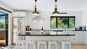 Een koelkast, een magnetron, een vaatwasser