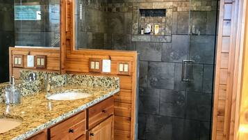 Ducha, secador de pelo, toallas, jabón