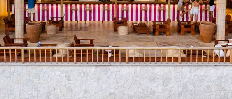 Un café de varios niveles con un letrero de neón, mobiliario de madera y una zona de bar.