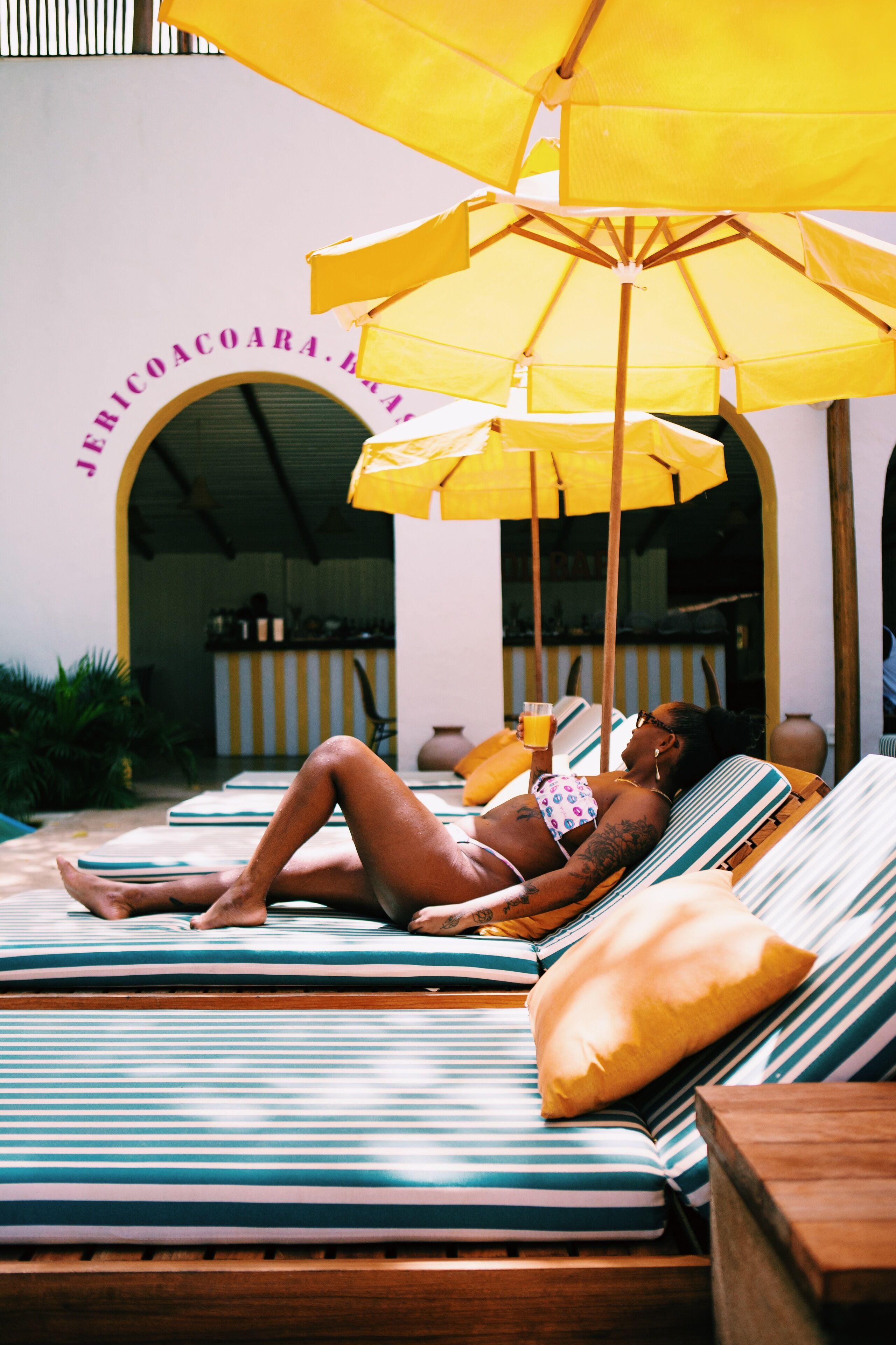 outdoor pool, open 9:00 am to 10:00 pm, pool loungers