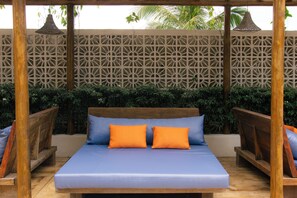 สระว่ายน้ำกลางแจ้ง เปิด 9:00 น. ถึง 22:00 น., เก้าอี้อาบแดดริมสระ