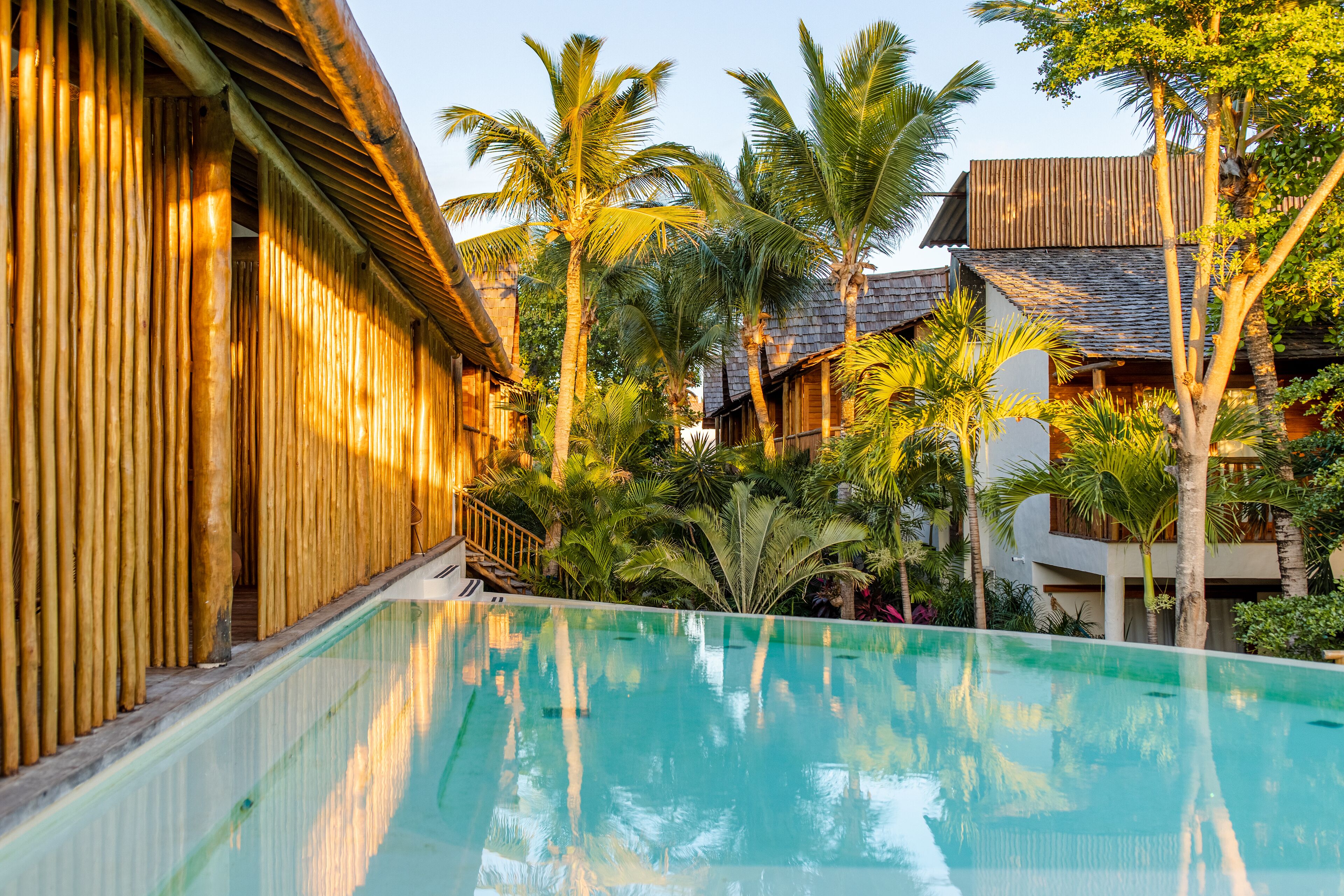 Piscina externa, funciona das 9h às 22h, espreguiçadeiras