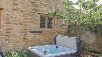 Cottage | Outdoor spa tub