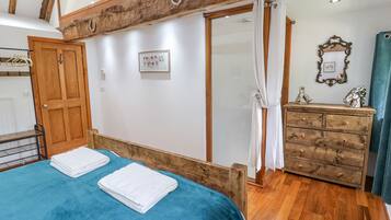 Cottage | 4 bedrooms, WiFi (free), individually decorated, individually furnished