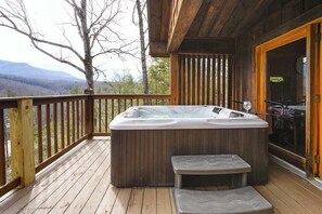 Banyera d'hidromassatge a l'aire lliure