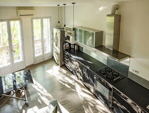 Een koelkast, een magnetron, een oven, een kookplaat