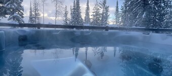 Lazy Moose Lodge - Luxurious, stylish mountain home with hot tub