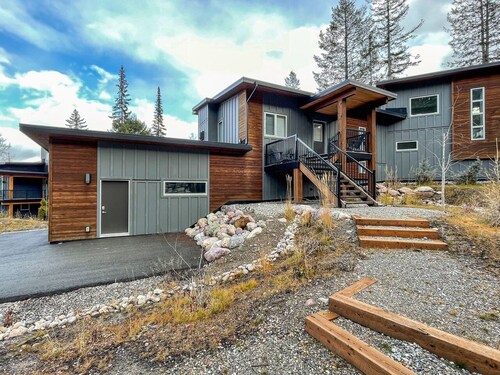 Lazy Moose Lodge - Luxurious, stylish mountain home with hot tub