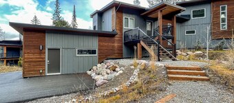 Lazy Moose Lodge - Luxurious, stylish mountain home with hot tub