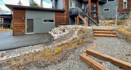 Lazy Moose Lodge - Luxurious, stylish mountain home with hot tub