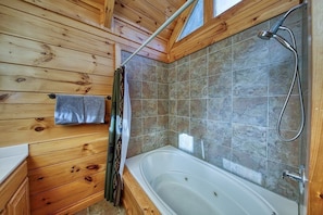 Combined shower/tub, jetted tub, hair dryer, towels