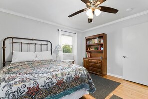 3 室のベッドルーム、デスク、アイロン / アイロン台、旅行用ベビーベッド