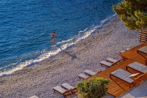 Plage, chaises longues, serviettes de plage