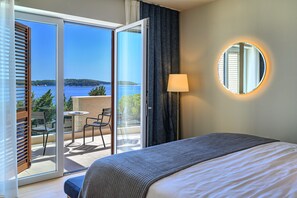 5 chambres, coffres-forts dans les chambres, bureau