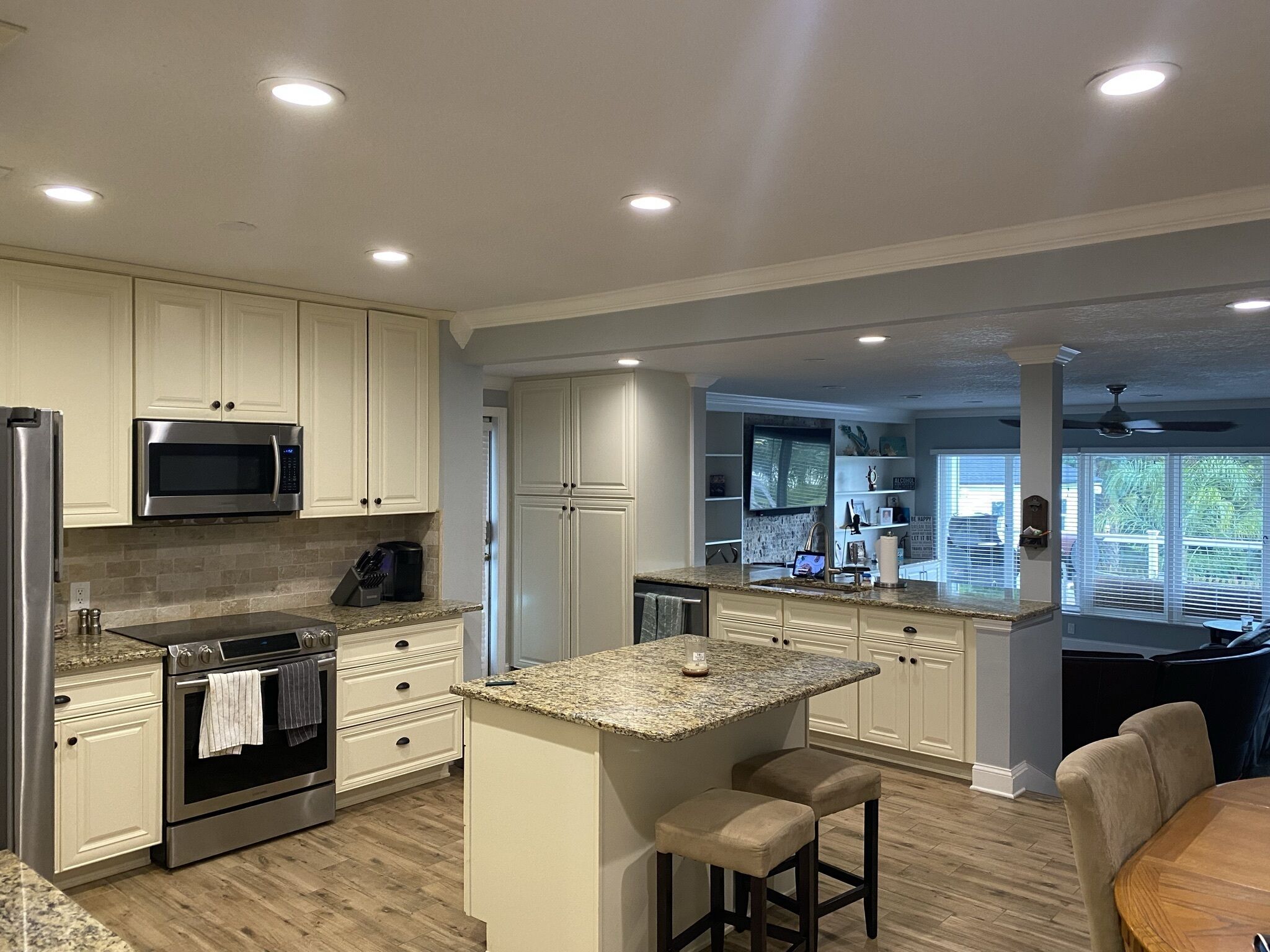 ثلاجة، ميكروويف، فرن، موقد طهي مسطح