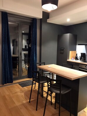 Jääkaappi, mikroaaltouuni, uuni, liesi