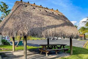 Exterior - Captain's Table Hotel (Everglades City)