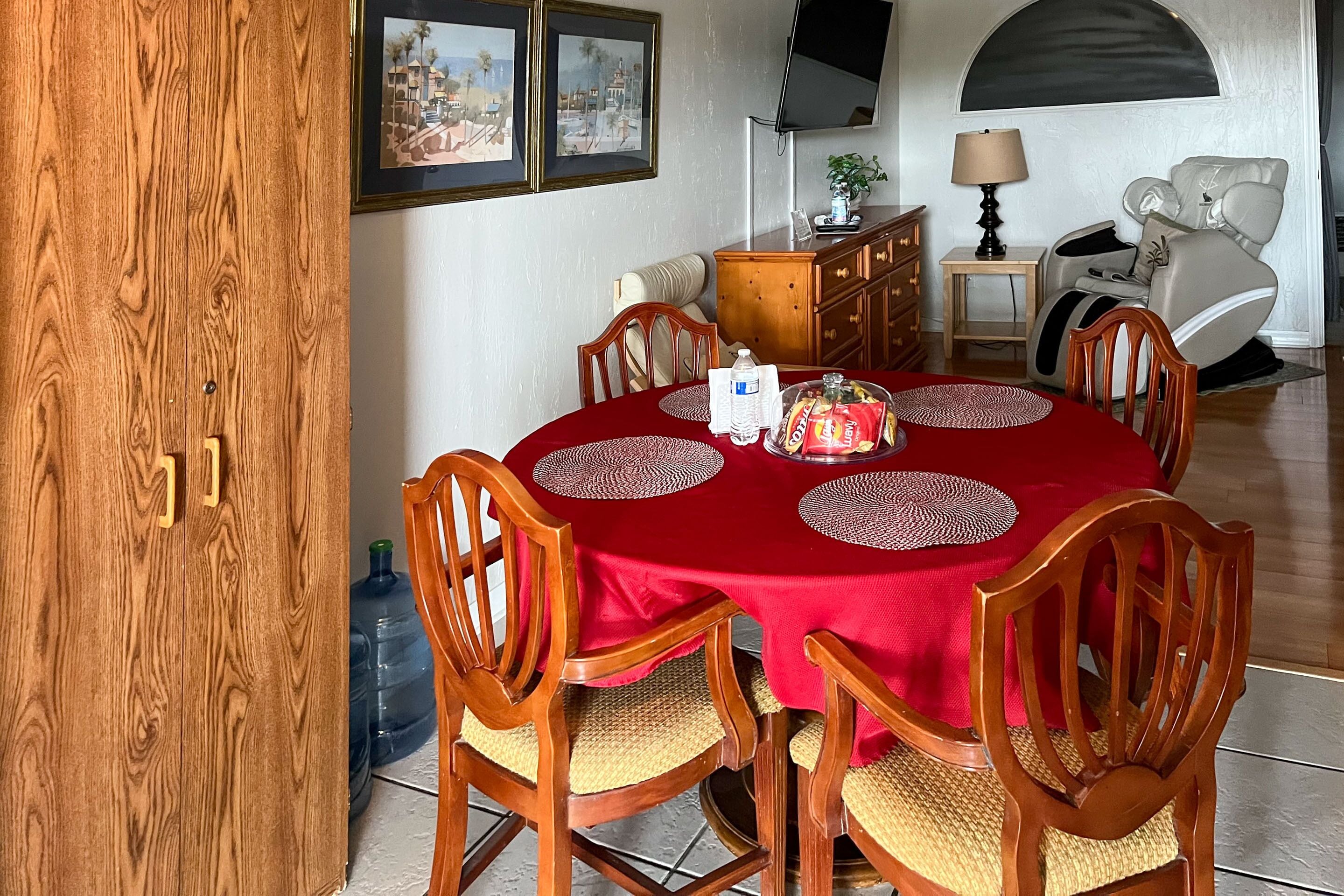 Family Apartment, 2 Bedrooms, Patio | In-room dining