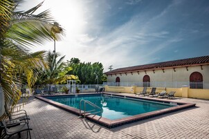 Una piscina al aire libre