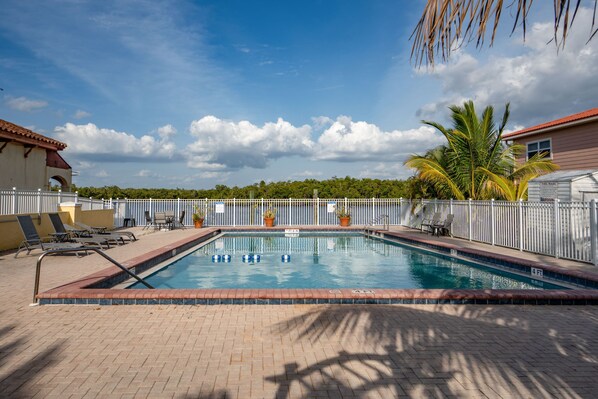 Outdoor pool - Captain's Table Hotel (Everglades City)