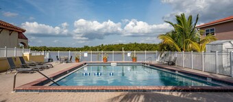 Captain's Table Hotel