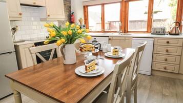 Cottage | Private kitchen | Fridge, dishwasher, electric kettle, toaster