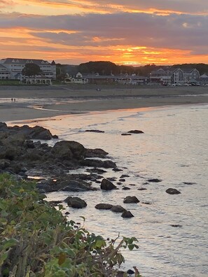 Beach nearby, sun loungers, beach towels