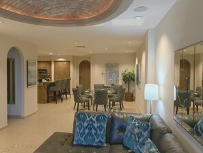 Smart TV, fireplace