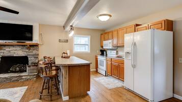 Jääkaappi, mikroaaltouuni, uuni, liesi