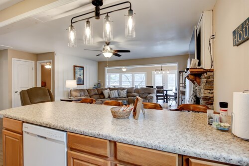 Spacious Lake House Retreat!