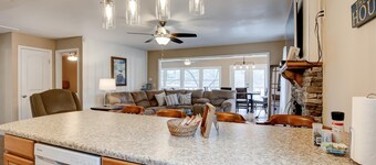 Spacious Lake House Retreat!