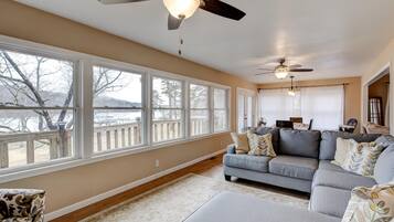 Älytelevisio, takka, DVD-soitin, kirjoja