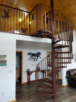 Interior - Hafkey Cabin Escape 2 near Yosemite National Park in the Sierra Foothills (Raymond)