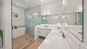 Combined shower/tub, eco-friendly toiletries, hair dryer, towels - Steps to Beach/Siesta Village-Resort Pool w/Slide (Siesta Key)