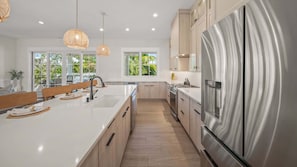 Réfrigérateur, four à micro-ondes, un four, surface de cuisson