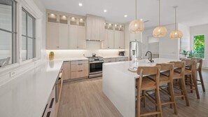 冷蔵庫、電子レンジ、オーブン、コンロ