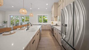 ثلاجة، ميكروويف، فرن، موقد طهي مسطح