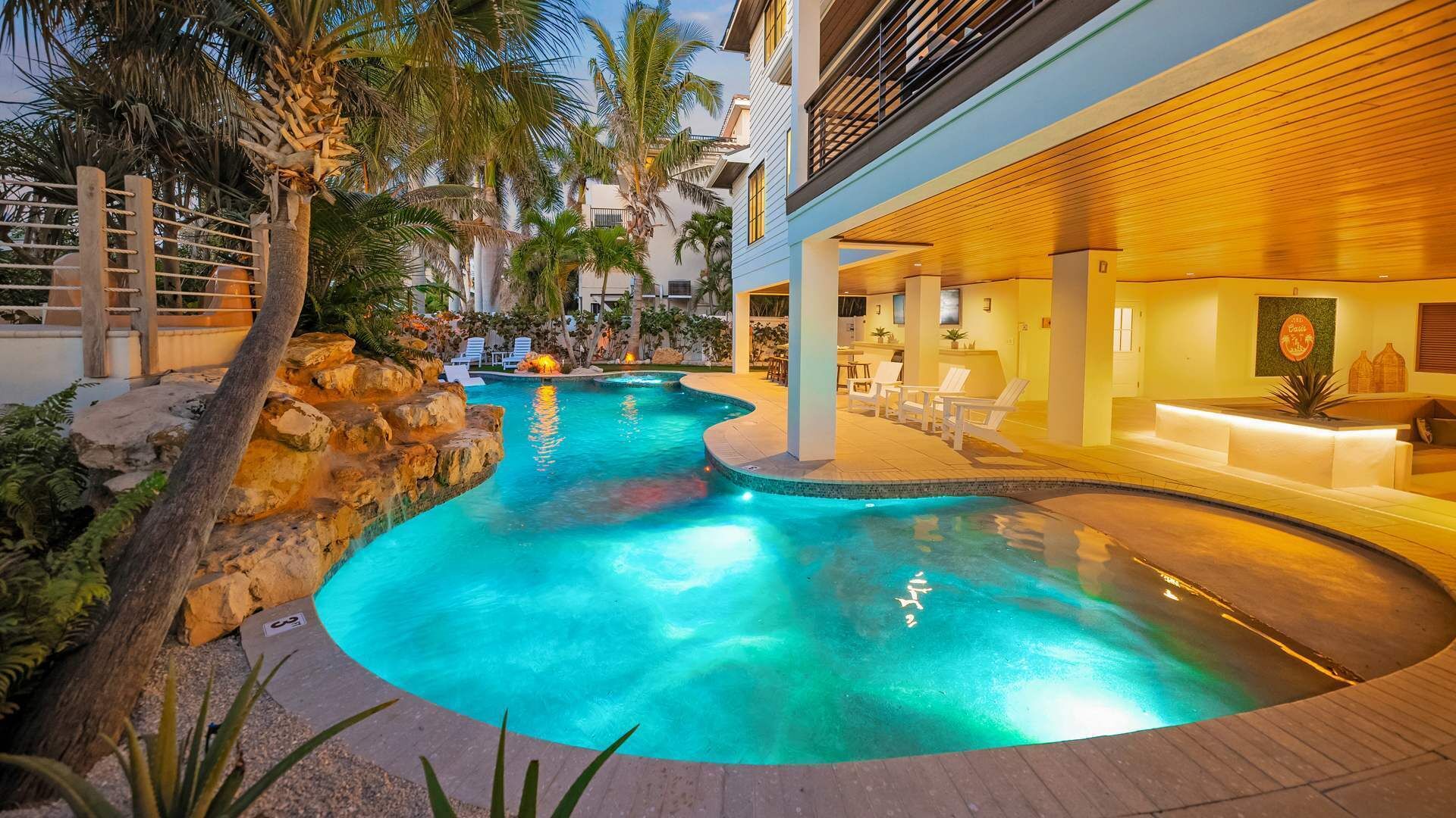 Una piscina al aire libre, una piscina climatizada