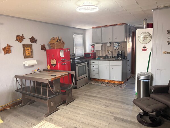 ثلاجة، ميكروويف، فرن، موقد طهي مسطح